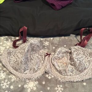 Elegant Lace Underwire Bra in Cream and Burgundy